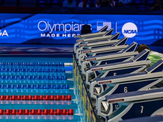 1 Year Swimming World Subscription + Racing Guide - Cover